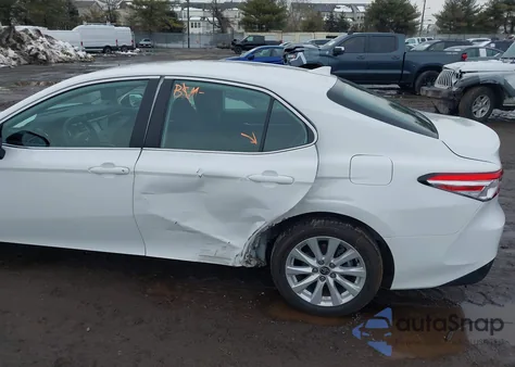 2020 Toyota Camry Le Awd z USA, uszkodzony, nr VIN 4T1C11BK2LU009225